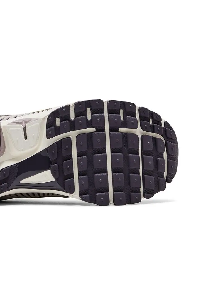 Кроссовки Nike Air Zoom Vomero 5 Platinum Violet Gold — изображение 5 из 6