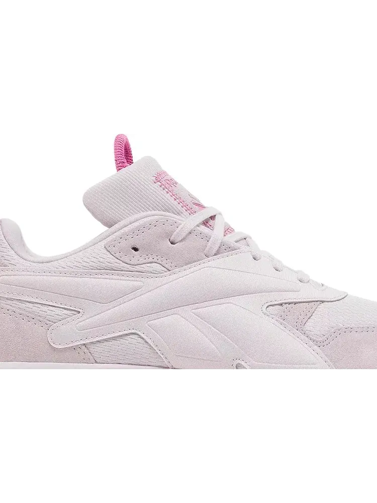 Кроссовки cardi b x wmns classic leather v2 'quartz glow ultraberry' Reebok — изображение 2 из 8, розовый