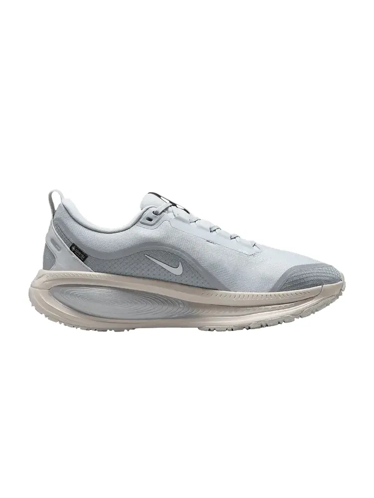 Кроссовки Nike Vomero 18 GORE-TEX Reflective 'Pure Platinum Metallic Silver' — изображение 1 из 1, серый