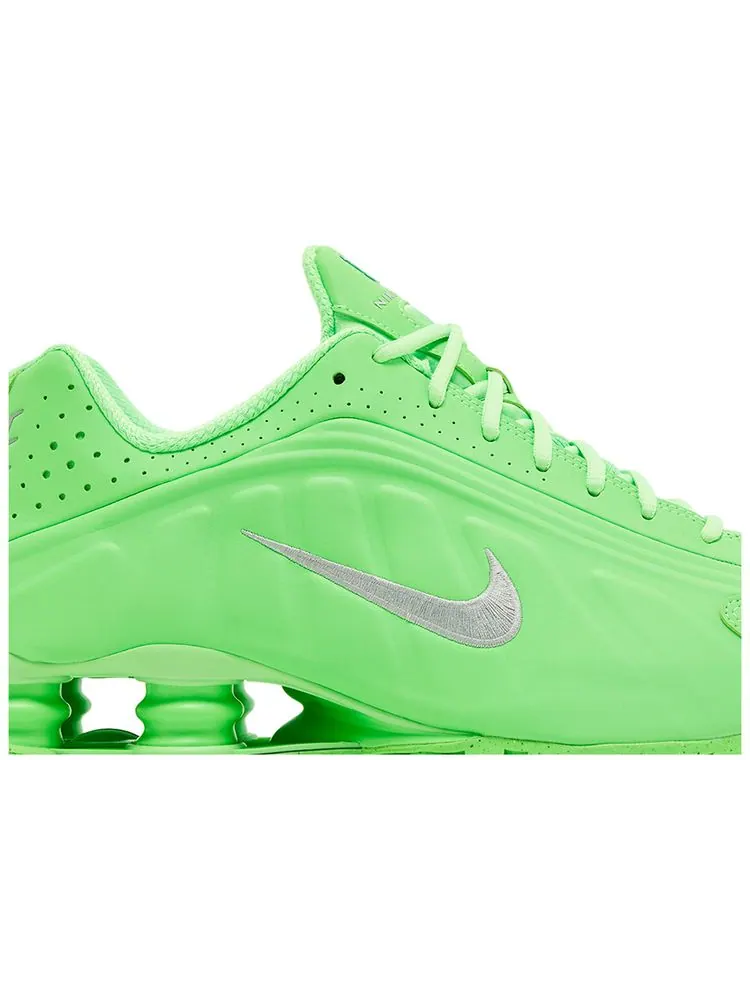 Кроссовки Nike Wmns Shox R4 'Green Strike' — изображение 2 из 8, зеленый