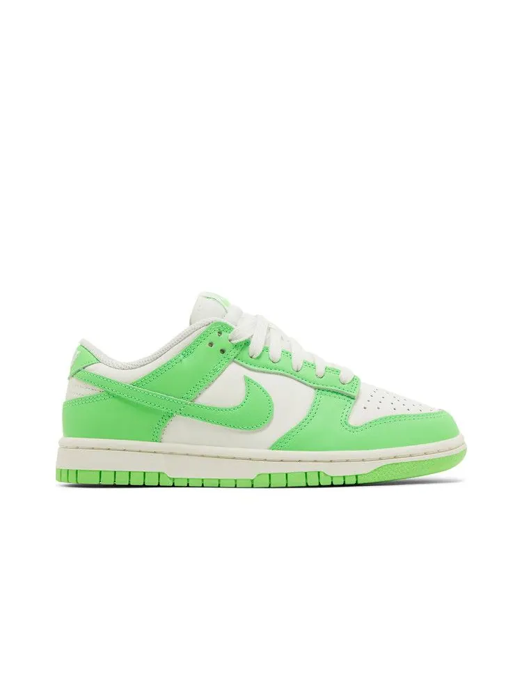 Кроссовки Nike Wmns Dunk Low 'Green Strike' — изображение 2 из 9, зеленый