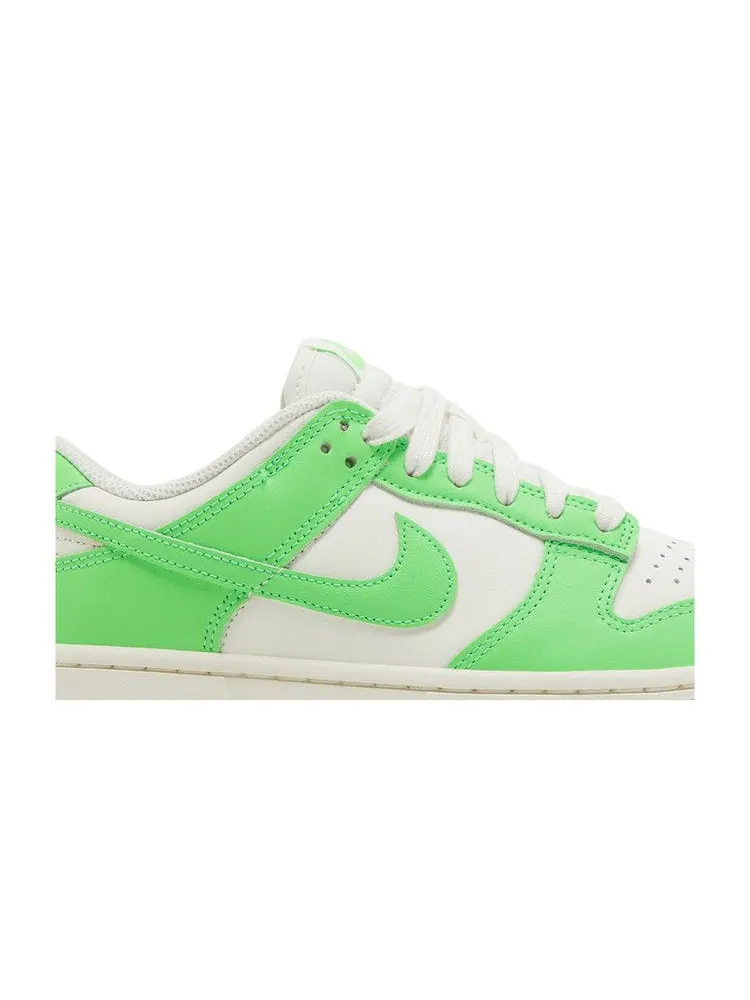 Кроссовки Nike Wmns Dunk Low 'Green Strike' — изображение 3 из 9, зеленый