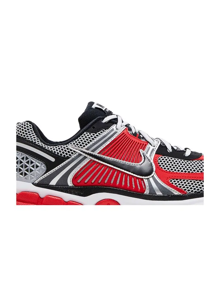 Кроссовки Air Zoom Vomero 5 'Metallic Silver University Red' — изображение 2 из 8
