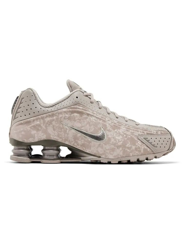 Кроссовки Nike Wmns Shox R4 'Flat Pewter Floral' — изображение 1 из 8, серый