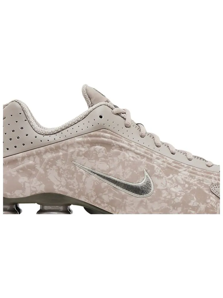 Кроссовки Nike Wmns Shox R4 'Flat Pewter Floral' — изображение 2 из 8, серый