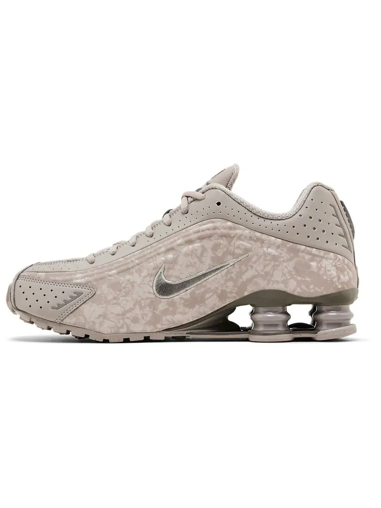 Кроссовки Nike Wmns Shox R4 'Flat Pewter Floral' — изображение 3 из 8, серый