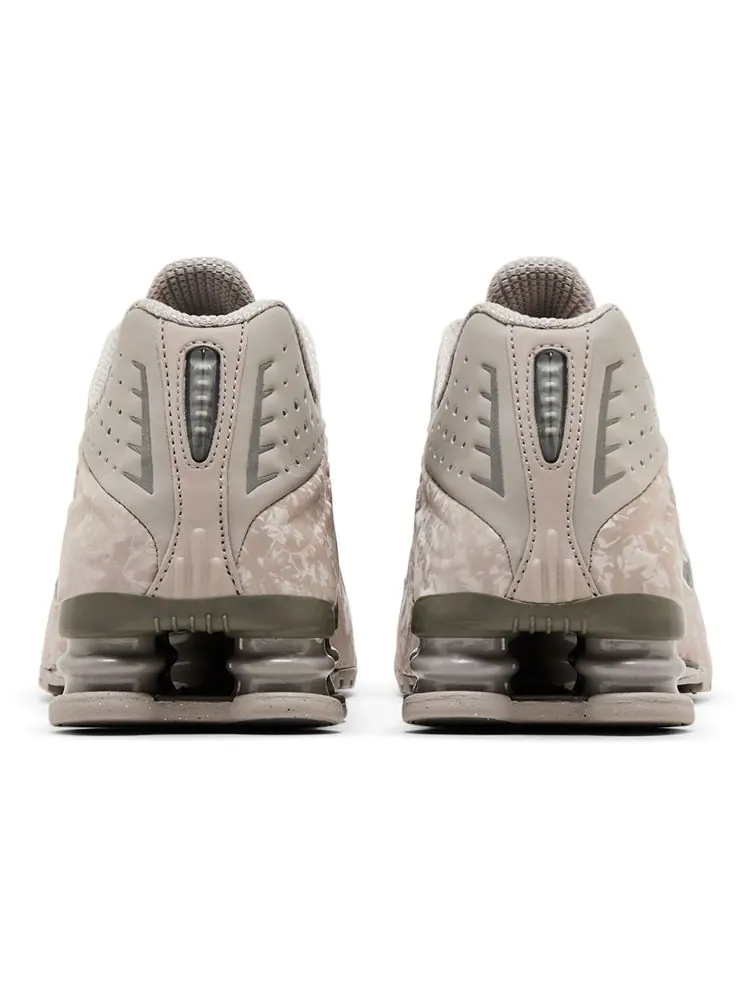 Кроссовки Nike Wmns Shox R4 'Flat Pewter Floral' — изображение 6 из 8, серый