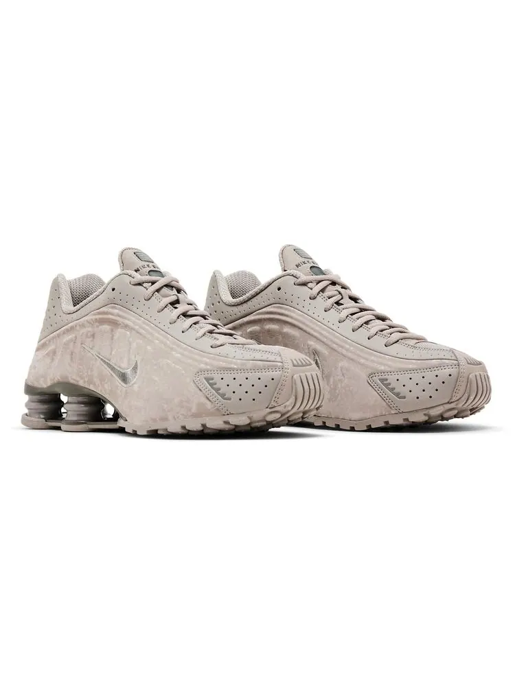 Кроссовки Nike Wmns Shox R4 'Flat Pewter Floral' — изображение 8 из 8, серый