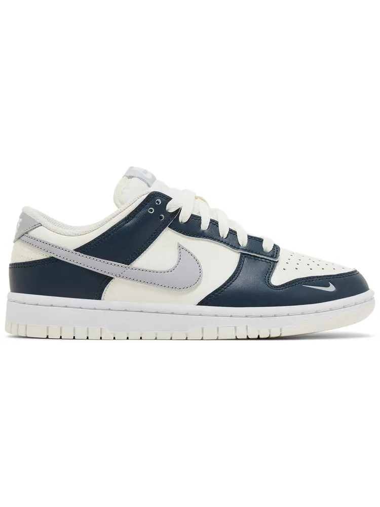 Кроссовки Nike Wmns Dunk Low 'Sail Armory Navy' — изображение 1 из 4, темно-синий