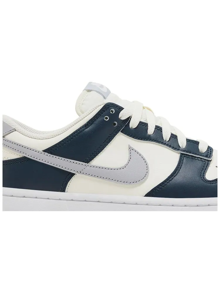Кроссовки Nike Wmns Dunk Low 'Sail Armory Navy' — изображение 2 из 4, темно-синий