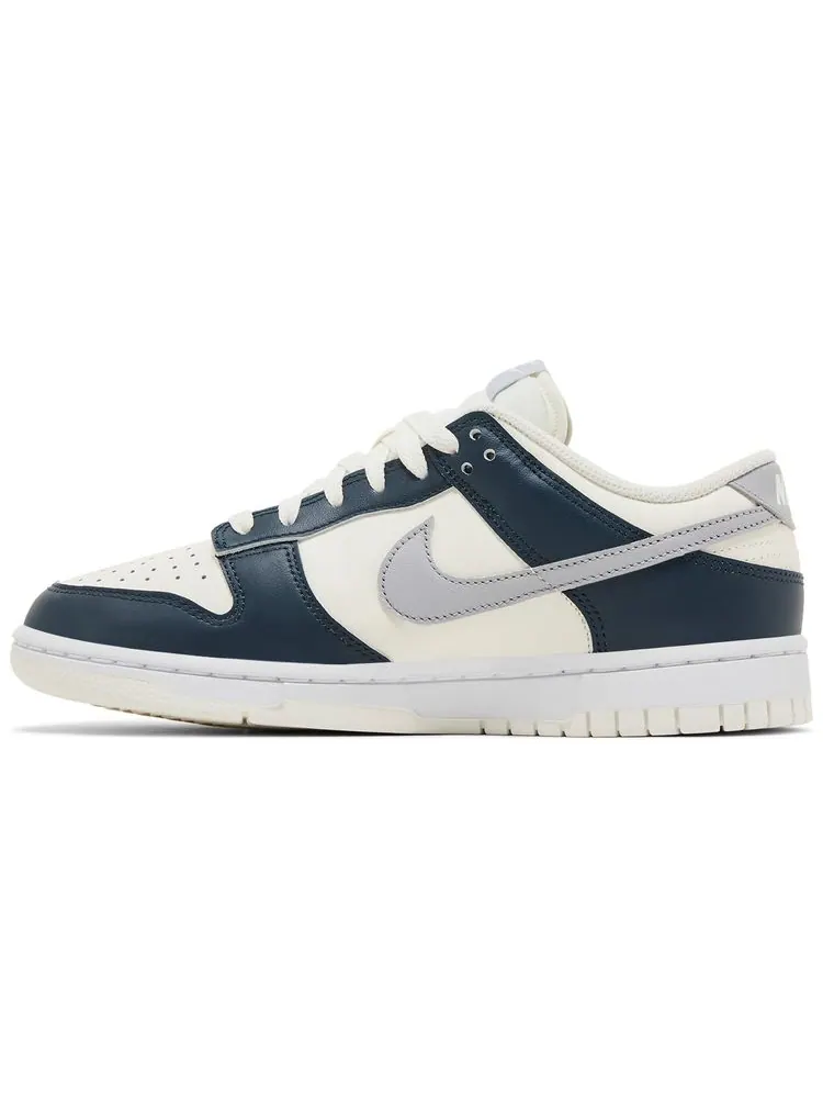 Кроссовки Nike Wmns Dunk Low 'Sail Armory Navy' — изображение 3 из 4, темно-синий