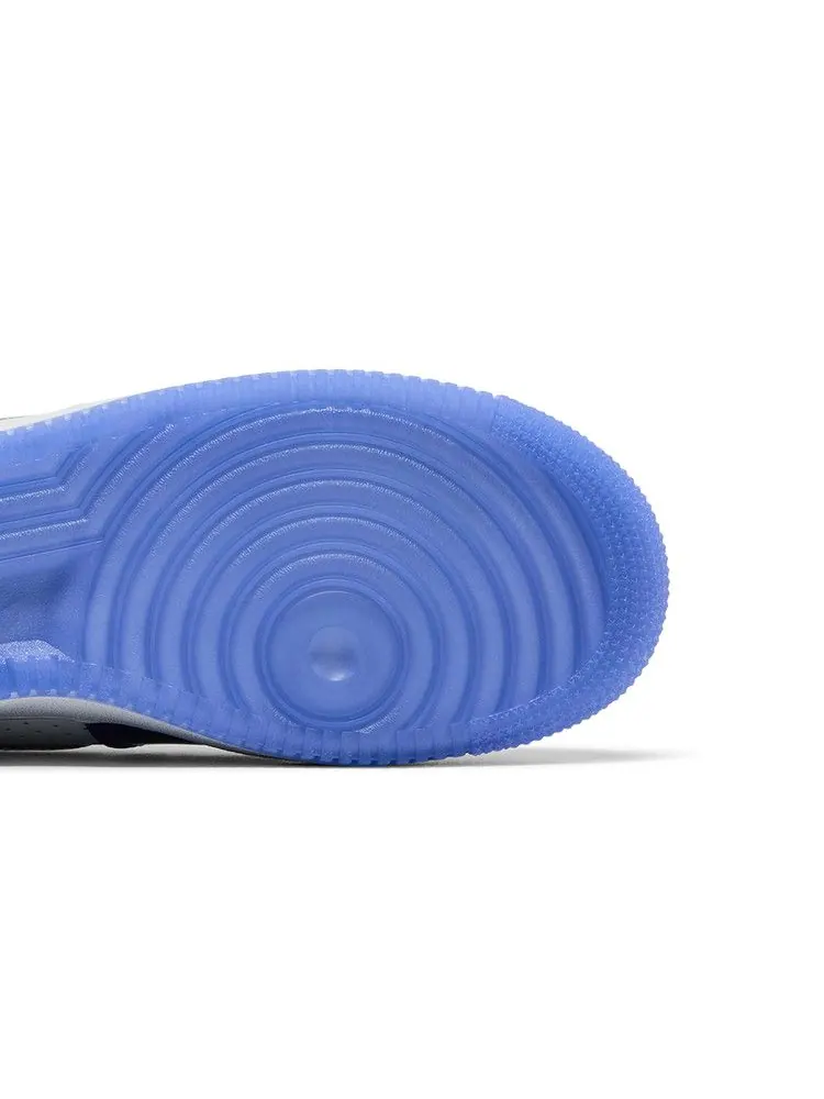 Кроссовки Nike Air Force 1 '07 LV8 'Light Photo Blue Photon Dust Iridescent' — изображение 6 из 9