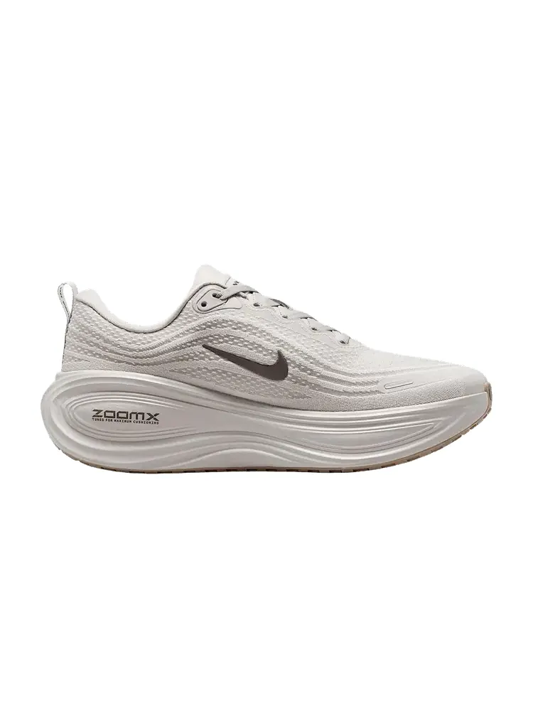 Кроссовки Nike Vomero Plus 'College Grey Gum Medium Brown' — изображение 1 из 1, серый