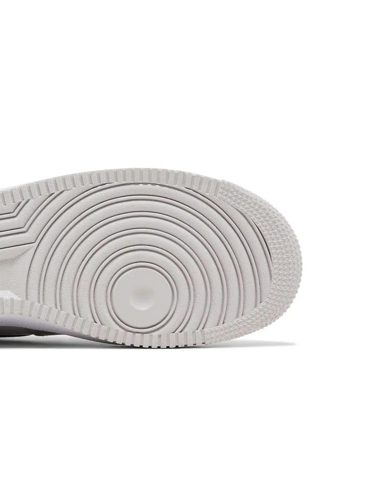 Кроссовки Air Force 1 '07 LV8 'Wolf Grey Patent' — изображение 5 из 8, серый