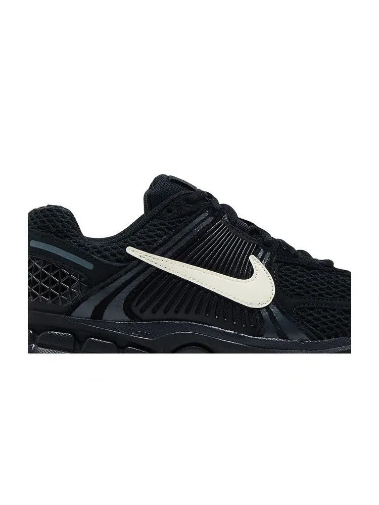 Кроссовки Air Zoom Vomero 5 'Black Gum' — изображение 2 из 8, черный