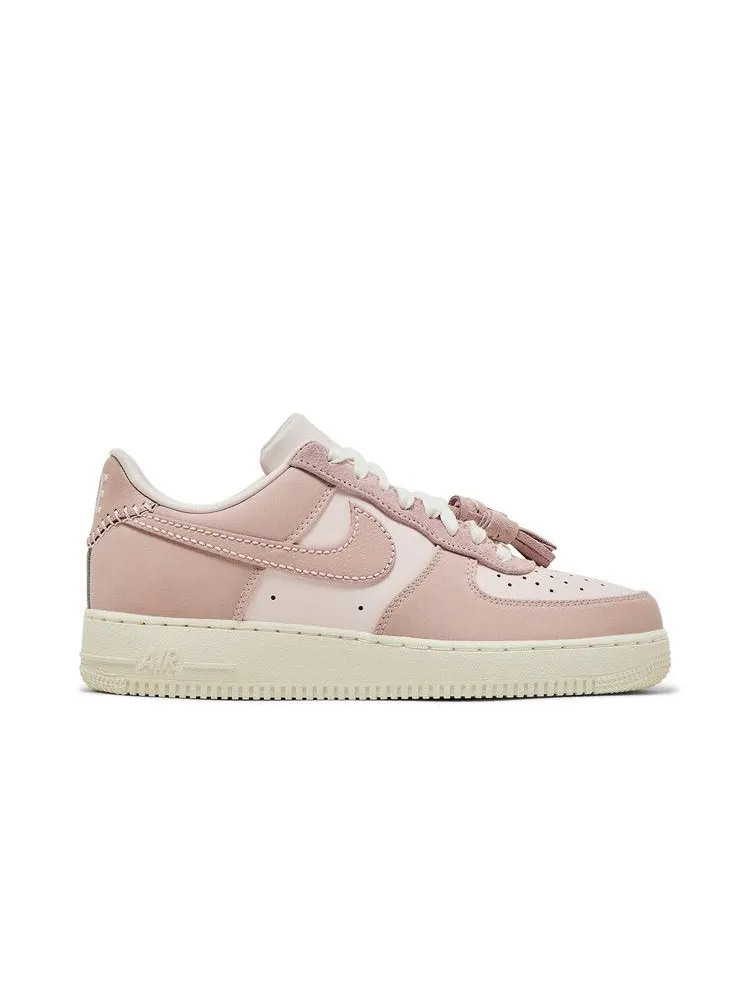 Кроссовки Nike Wmns Air Force 1 Low 'Pink Oxford Tassels' — изображение 2 из 9, розовый