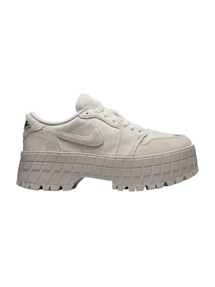 Ботинки Air Jordan Wmns Air Jordan 1 Low Brooklyn 'Light Bone Pony' — изображение 1 из 1