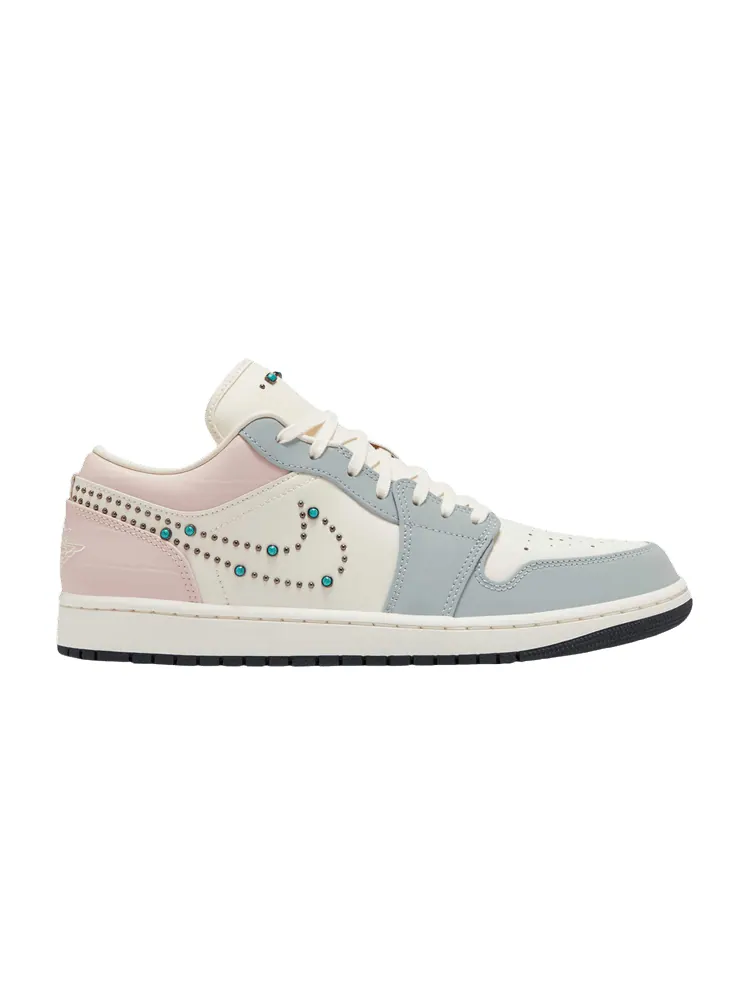 Кроссовки Air Jordan Wmns Air Jordan 1 Low 'Gem Studded Swoosh' — изображение 1 из 1, кремовый