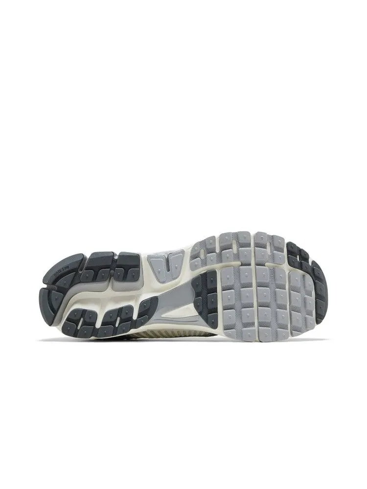 Кроссовки Nike Air Zoom Vomero 5 — изображение 4 из 8