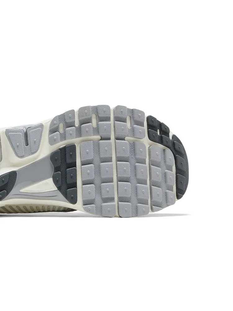 Кроссовки Nike Air Zoom Vomero 5 — изображение 5 из 8