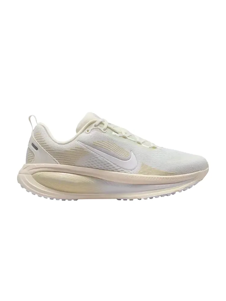 Кроссовки Nike Wmns Vomero 18 ESS 'Summit White' — изображение 1 из 1, белый