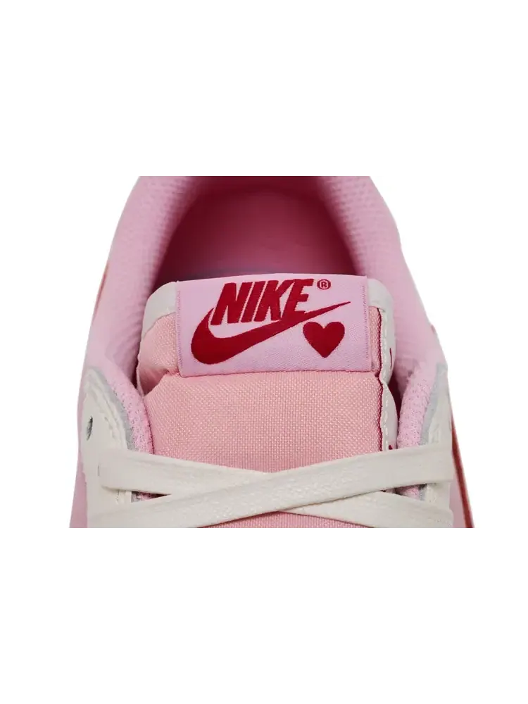 Кроссовки женские Travis Scott x Air Jordan 1 Retro Low OG — изображение 9 из 11, розовый