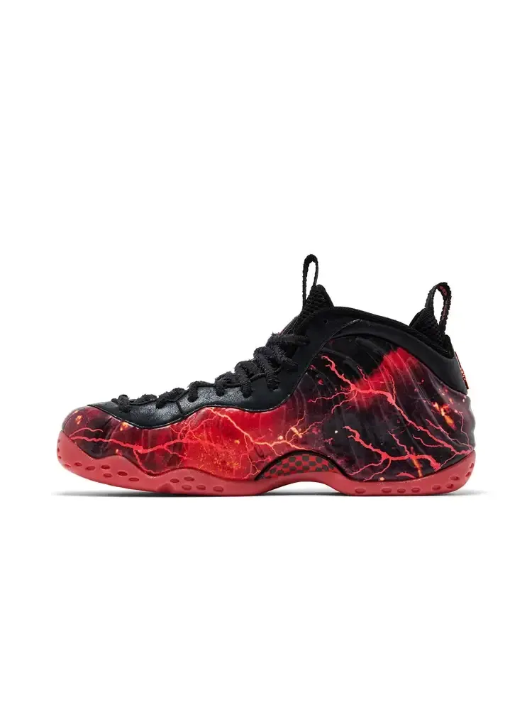 Кроссовки Stranger Things x Nike Air Foamposite One Premium QS 'Black Bright Crimson' — изображение 3 из 8, красный