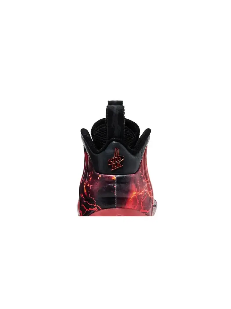 Кроссовки Stranger Things x Nike Air Foamposite One Premium QS 'Black Bright Crimson' — изображение 7 из 8, красный