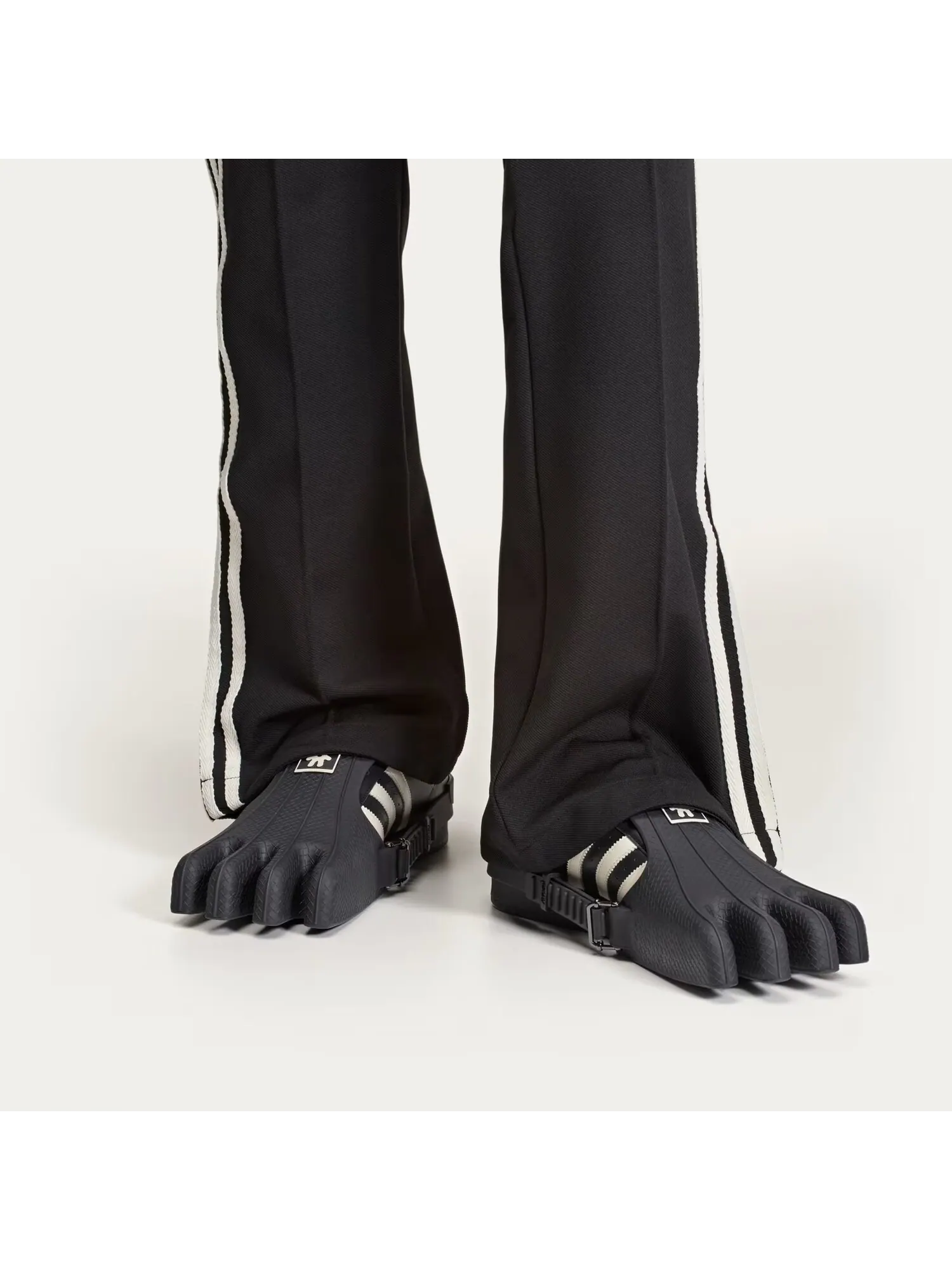 Кроссовки унисекс Adidas by Avavav Superfinger Superstar — изображение 4 из 11, черный/кремовый