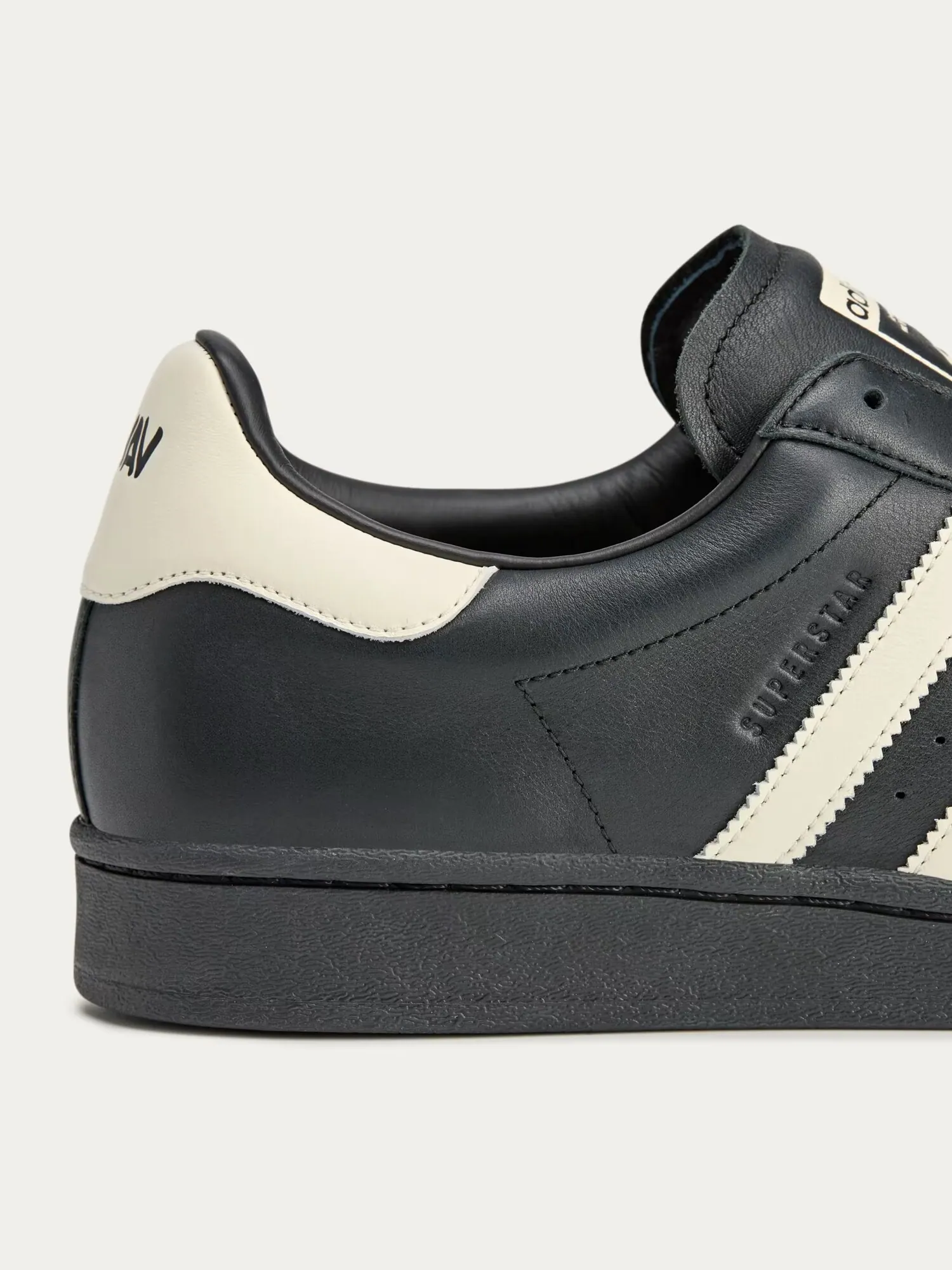 Кроссовки унисекс Adidas by Avavav Superfinger Superstar — изображение 10 из 11, черный/кремовый