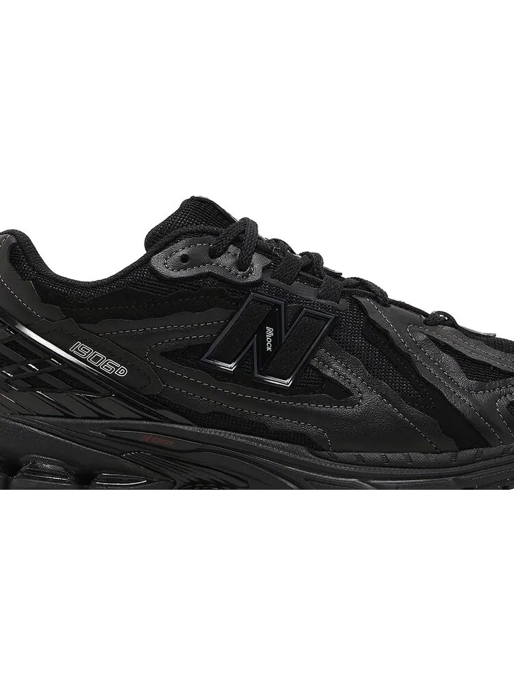 Кроссовки 1906D 'Protection Pack - Triple Black' — изображение 2 из 4, черный