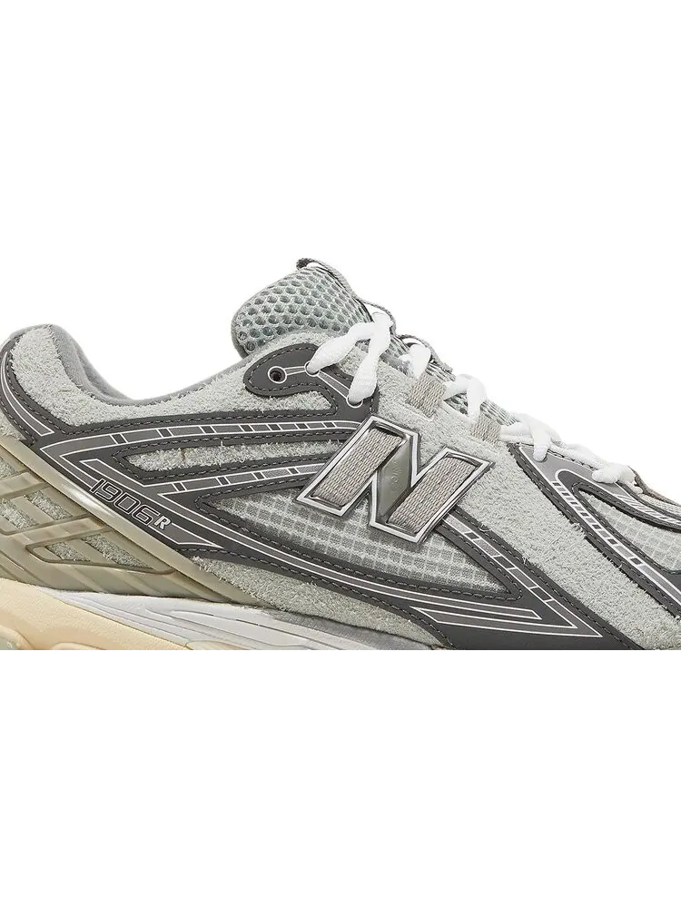 Кроссовки New Balance INVINCIBLE x N.HOOLYWOOD x 1906R 'Grey Swan' — изображение 2 из 8, серый