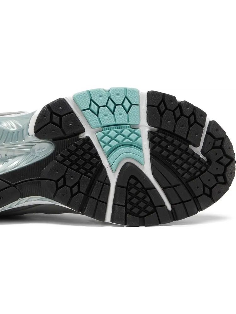 Кроссовки New Balance atmos x 2002R 'Shibuya Rat' — изображение 5 из 8, белый