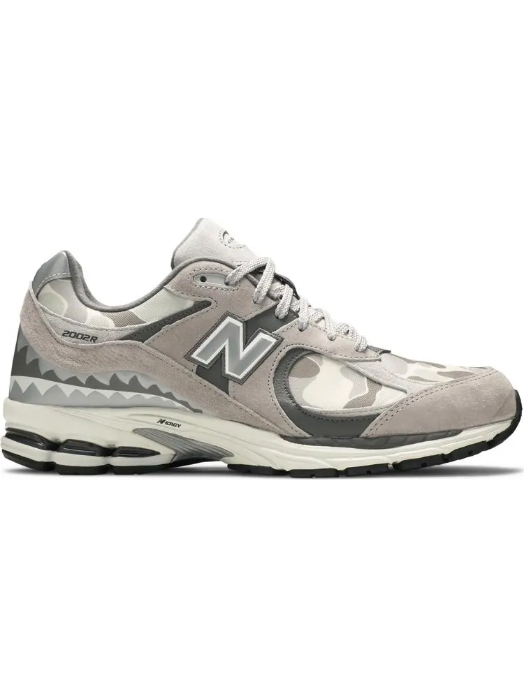 Кроссовки New Balance BAPE x 2002R 'Apes Together Strong - Grey Camo' — изображение 1 из 8, серый