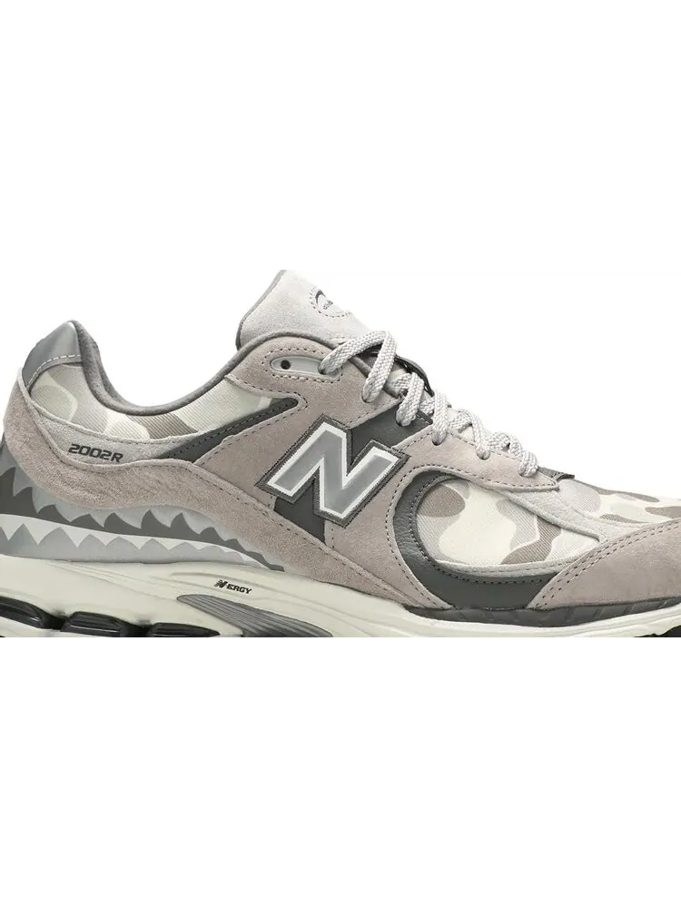Кроссовки New Balance BAPE x 2002R 'Apes Together Strong - Grey Camo' — изображение 2 из 8, серый