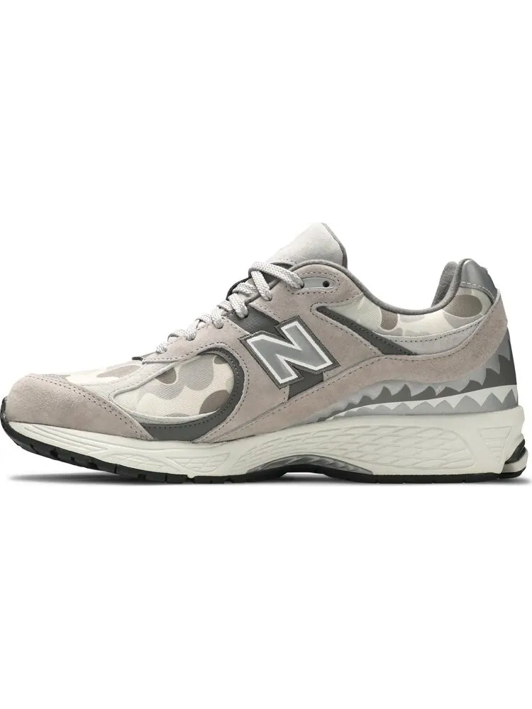 Кроссовки New Balance BAPE x 2002R 'Apes Together Strong - Grey Camo' — изображение 3 из 8, серый