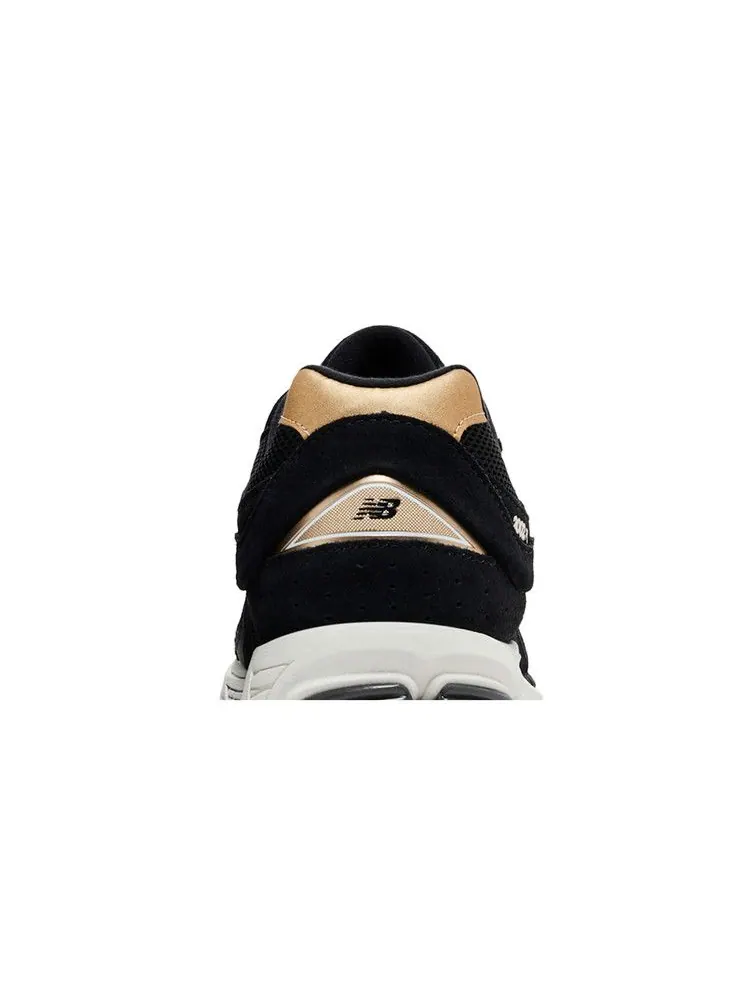 Кроссовки New Balance Foot Locker x 2002R '50th Anniversary' — изображение 8 из 9, черный/золотистый