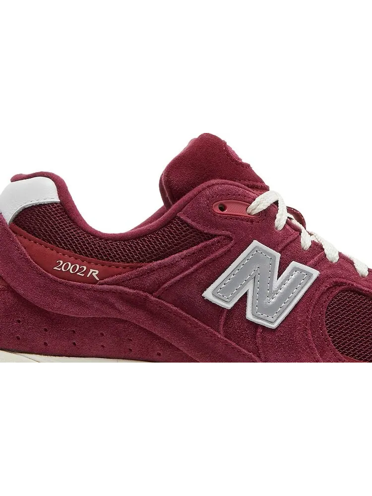Кроссовки New Balance 2002R 'Suede Pack - Garnet Deep Earth Red' — изображение 2 из 8, красный