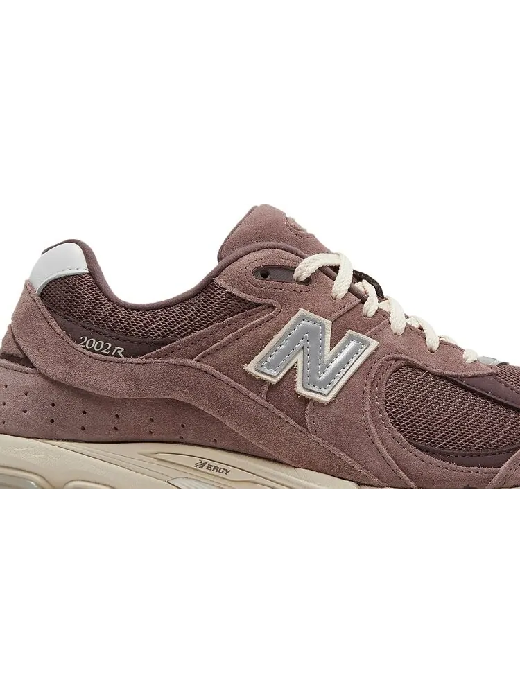 Кроссовки New Balance 2002R 'Suede Pack - Dusty Fig' — изображение 2 из 8, фиолетовый