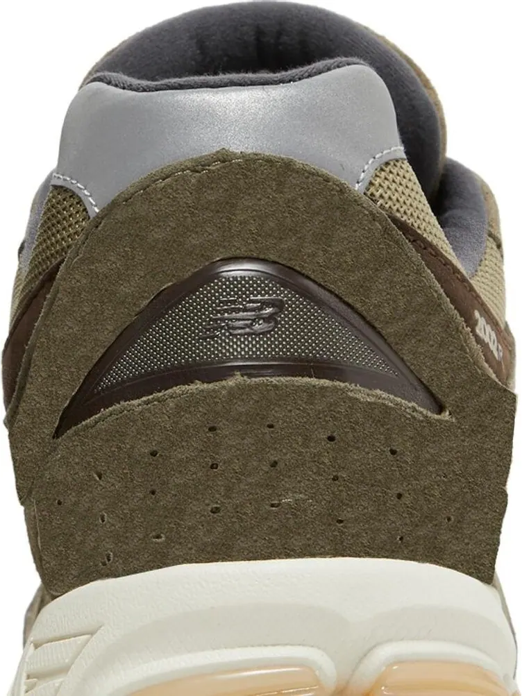 Кроссовки New Balance 2002R 'Dark Camo' — изображение 7 из 8, зеленый