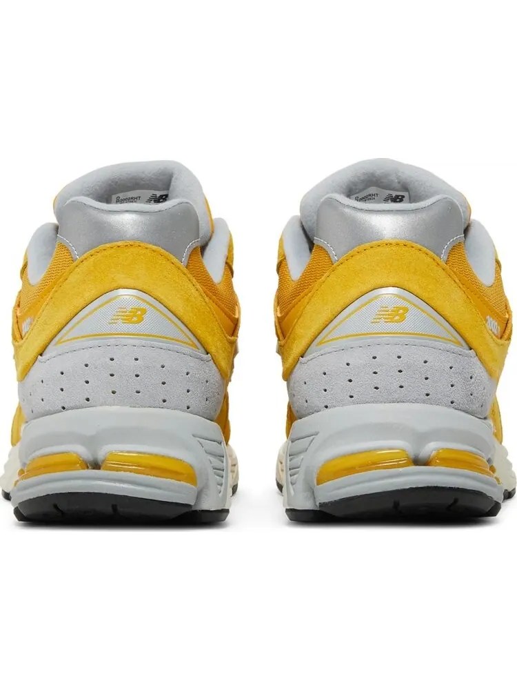 Кроссовки New Balance 2002R 'Egg yolk' — изображение 6 из 8, желтый