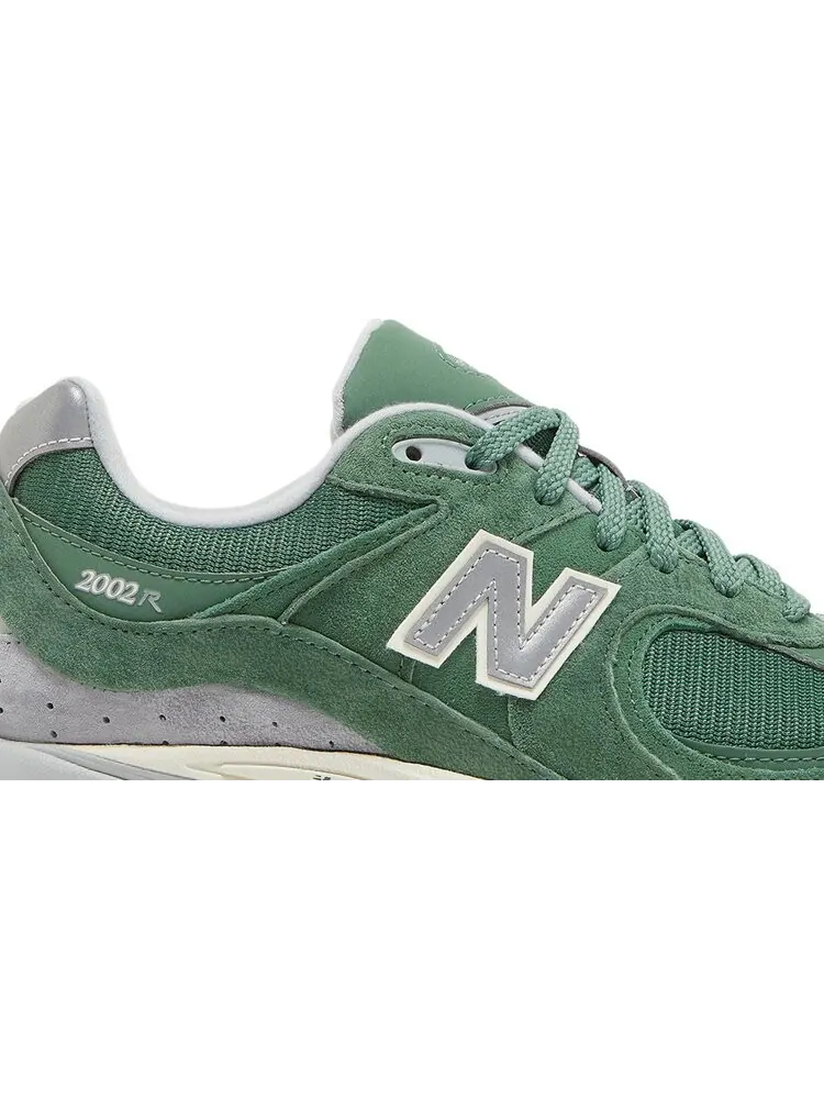 Кроссовки New Balance 2002R 'Jade Silver Metallic' — изображение 2 из 8, зеленый