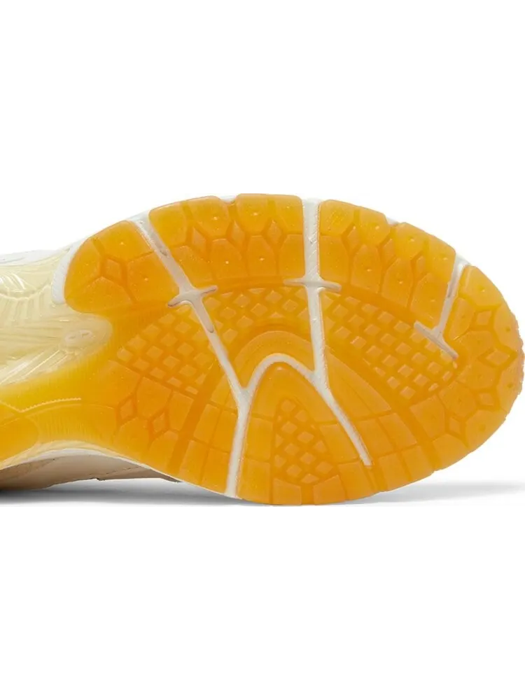 Кроссовки New Balance Joe Freshgoods x 2002R 'Conversations Amongst Us' — изображение 5 из 8, бежевый