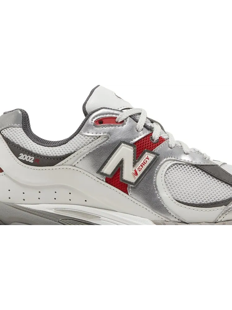 Кроссовки New Balance 2002R 'Silver Metallic Team Red' — изображение 2 из 8, серебряный