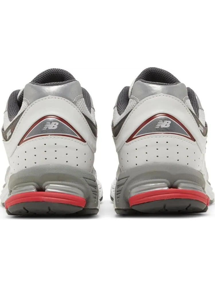 Кроссовки New Balance 2002R 'Silver Metallic Team Red' — изображение 6 из 8, серебряный