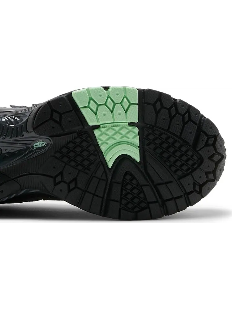 Кроссовки New Balance 2002R 'Black Powder Green' — изображение 5 из 8, черный