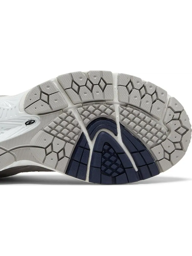 Кроссовки New Balance thisisneverthat x 2002R 'The 2022 Downtown Run' — изображение 5 из 8, серый