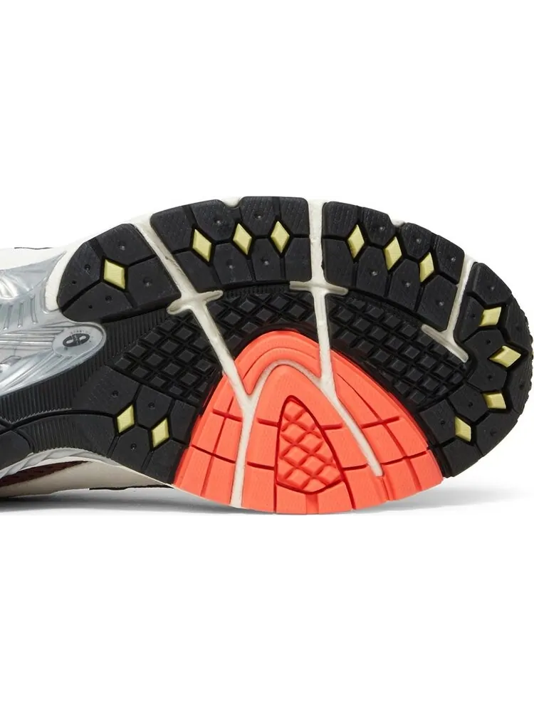 Кроссовки New Balance Up There x 2002R 'Backyard Legends II' — изображение 5 из 8, красный
