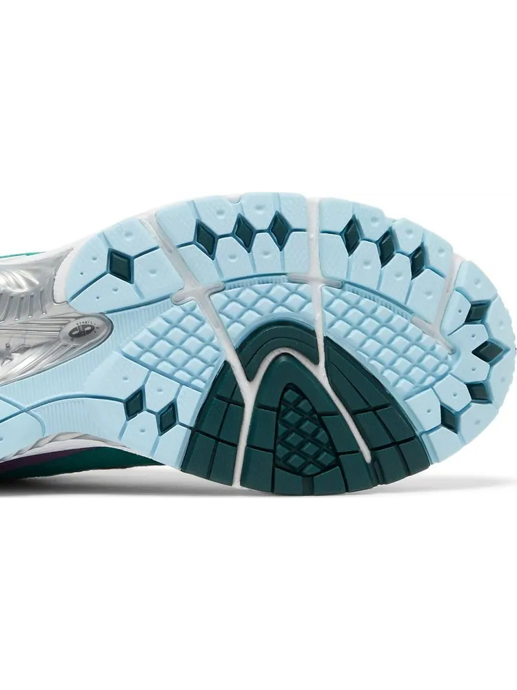 Кроссовки New Balance Up There x 2002R 'Backyard Legends' — изображение 5 из 8, зеленый
