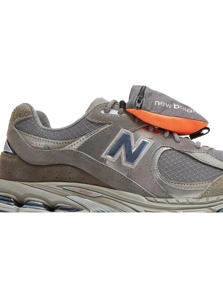 Кроссовки New Balance 2002R — изображение 2 из 8, серый